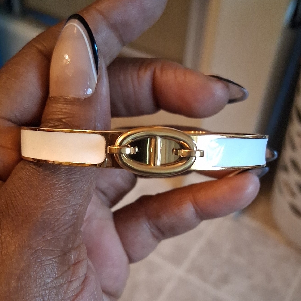 Elegant Gold and White Bracelet